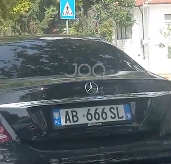 Demokrati parkon Benz-in me targë ‘666’ mbi trotuar: Është gango!