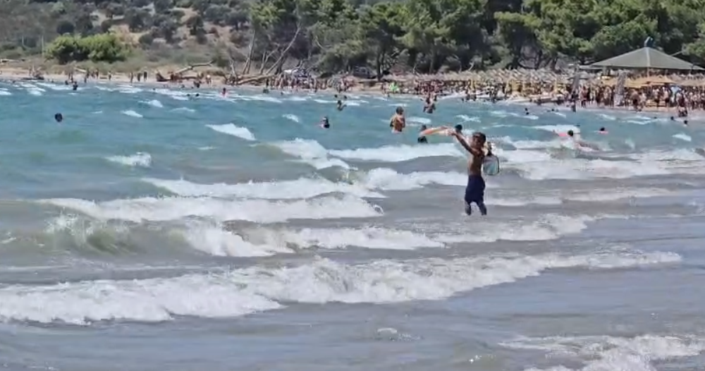 Dallgë të fuqishme dhe erë e fortë  ngrihet flamuri i kuq në plazhet e Vlorës