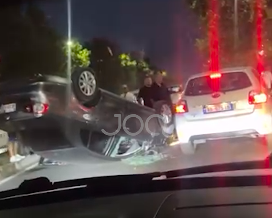 Aksident në Durrës, automjeti përfundon i përmbysur në mes të rrugës
