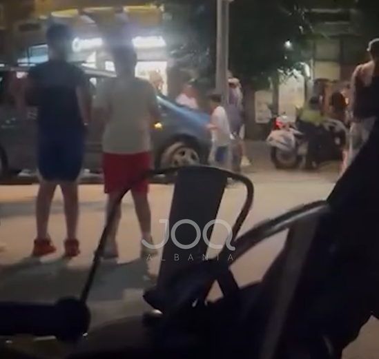  Një shofer i dehur u fut në pedonalen e Korçës me makinë dhe u përplas me shtyllën 