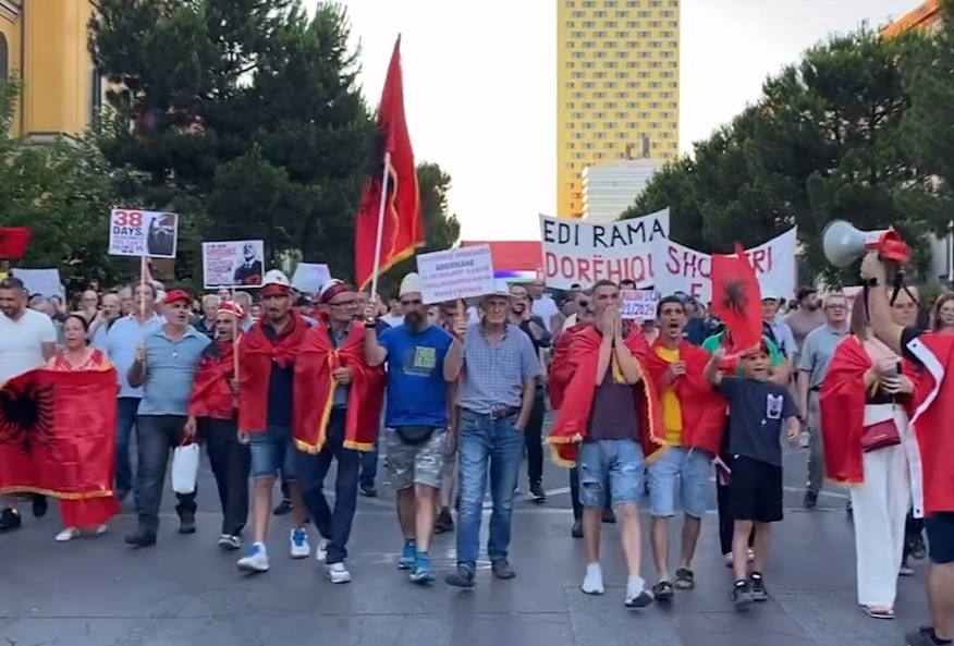 Nis protesta e 38 të  qytetarët marshojnë drejt Kryeministrisë  Edi Rama  o legen  prite popullin se po vjen 