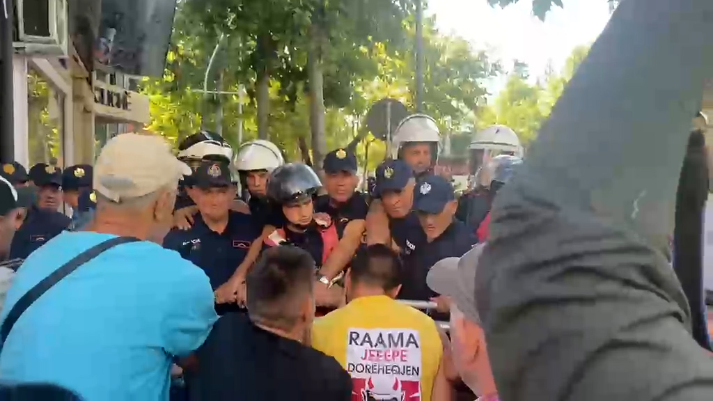 Përplasje para Parlamentit  protestuesit heqin barrierat e sigurisë