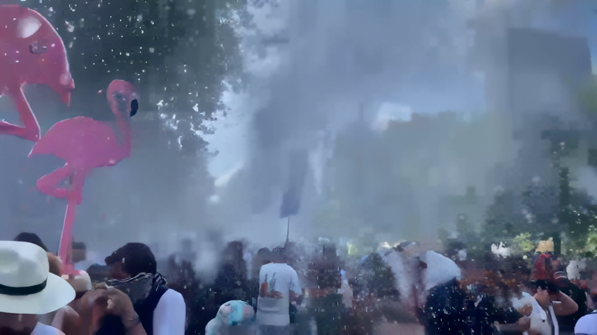Përshkallëzohet protesta para Kuvendit  policia përdor ujë me presion dhe gaz lotsjellës