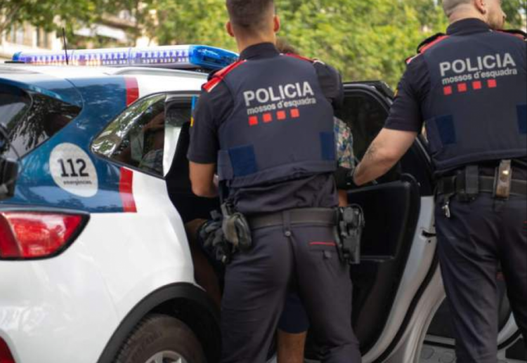 Kokainë rozë  armë dhe radio policie në makinë  arrestohet 24 vjeçari shqiptar në Girona