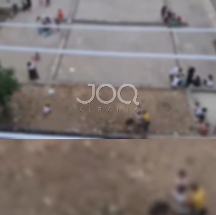  Fëmijët luajnë mbi beton  të moshuarit s kanë ku të ulen 