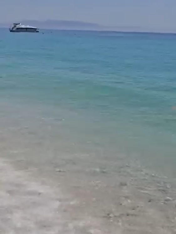 Turizmi “elitar” mirëpritet mes papastërtitë në  plazhin e Borshit