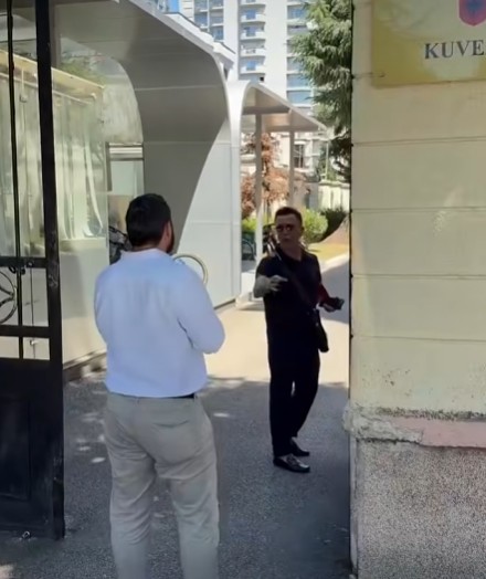 Braçe shtyn gazetarin  shan përfaqësuesin e diasporës  O drogagji  B thq rë 