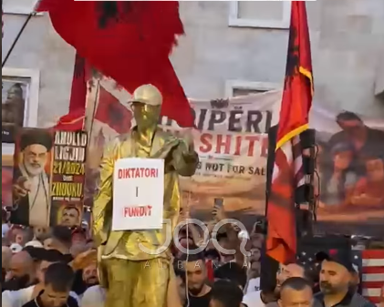 Mesazhi simbolik në protestë  Studentët rrëzojnë  diktatorin e fundit 