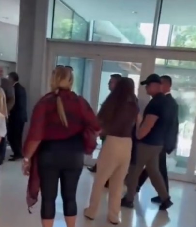 Deputetët struken si minj te qendra tregtare  protestuesja  Idiotë të shitur