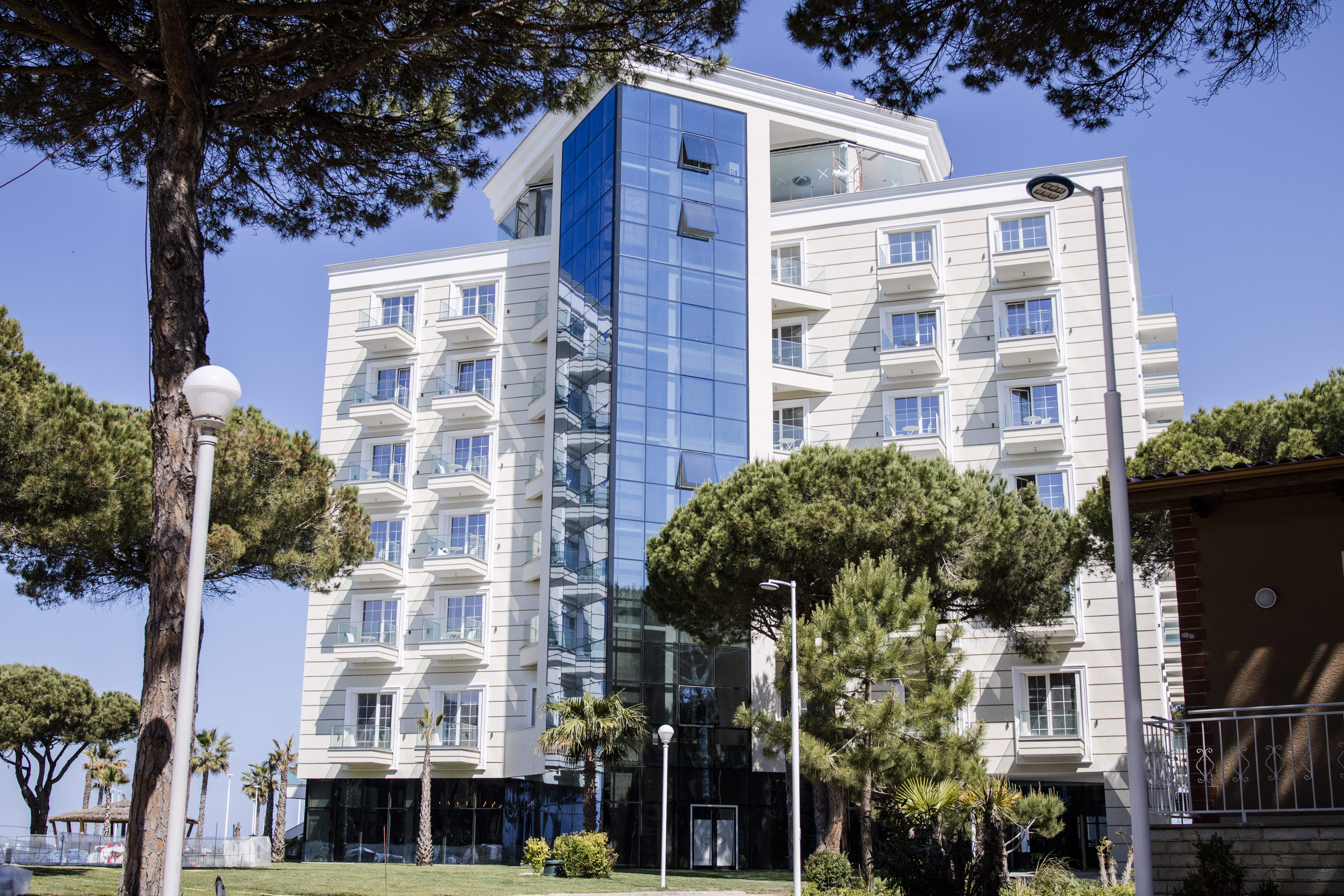 Administratori dhe 4 punonjës të  Prestige Resort  marrin peng inspektorët e Tatimeve