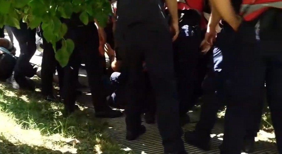 Policët shtrijnë në tokë protestuesit dhe i prangosin