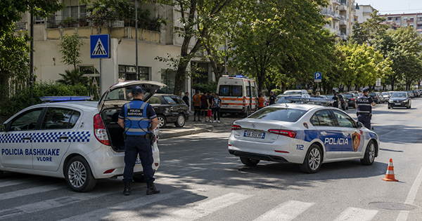 Makina e Policisë Bashkiake përplas 13-vjeçarin mbi vijat e bardha në Vlorë