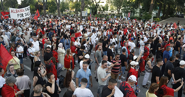 Protesta e 37 të mbledh qytetarët në Tiranë