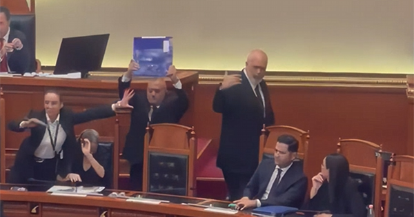 Tensione në Kuvend  Rama ikën nga salla pasi opozita i gjuan me shishe uji