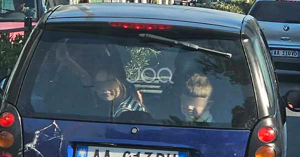 Çudira nga Kamza  Fut dy fëmijë në bagazhin e makinës  Smart  dhe udhëton i qetë
