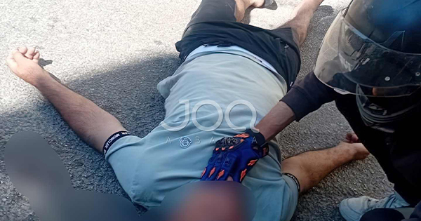 Heroi me kokore  I riu ndihmon çiklistin për 20 minuta ndërsa ambulanca vonohej