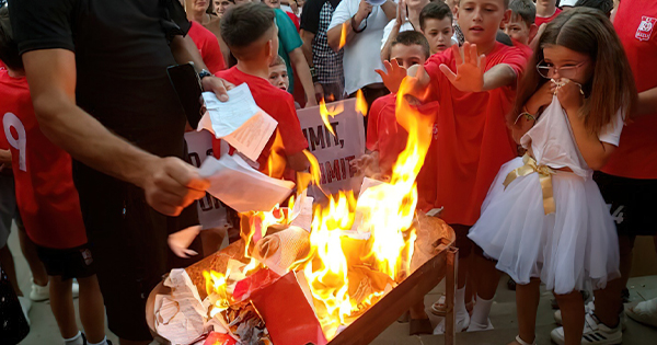 Nami në Poliçan  Banorët mbushin sheshin dhe djegin teserat  dorëhiqet kryetari i PS