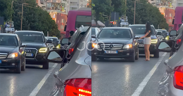 Arrogante në timon  Vajza parkon dysh në Durrës dhe bllokon të gjithë trafikun