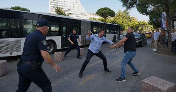 “Fut e bjer” te Ministria e Brendshme: Shoferët rrihen me leva në mes të rrugës