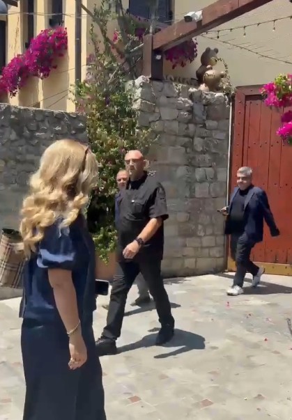 Nga frika e protestuesve  Gonxhja del si hajdut nga Kalaja e Tiranës