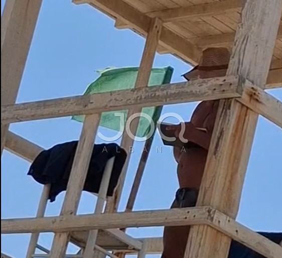 Gjiri i Lalzit   Roja e plazhit ruan çadrat  jo pushuesit 