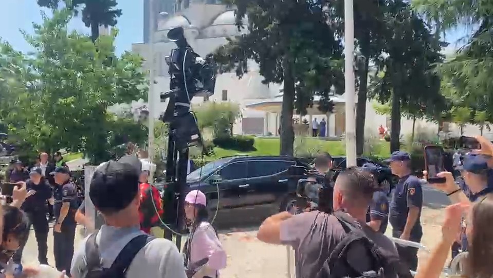 Protestuesit  kyçin  brenda Kuvendit Peleshin  i hedhin ujë e vezë
