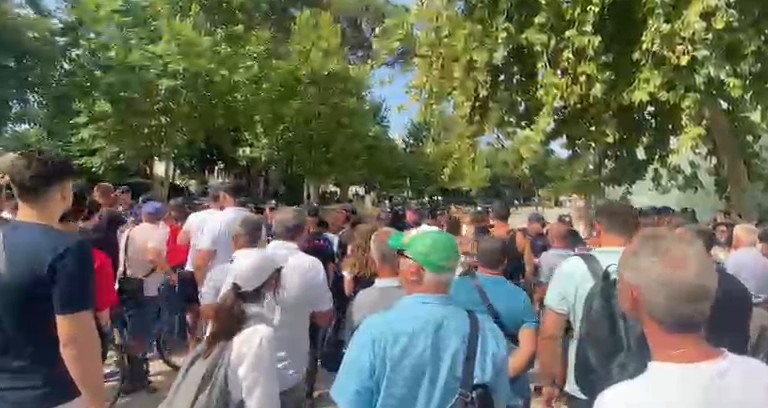 Protestuesit shkulin gardhin  policia përdor sprej lotsjellës