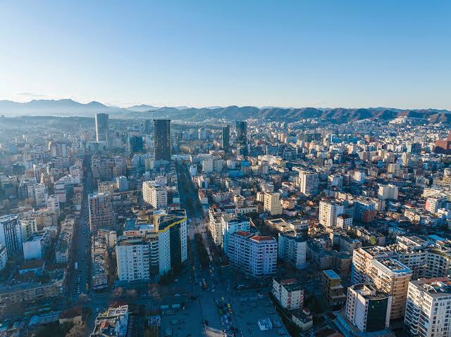 Qiratë e zyrave në kullat e Tiranës arrijnë deri në 40 euro/m²