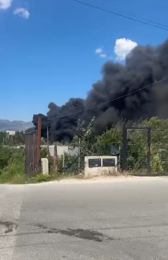 Ndotet Kamza  zjarr në një varrezë makinash