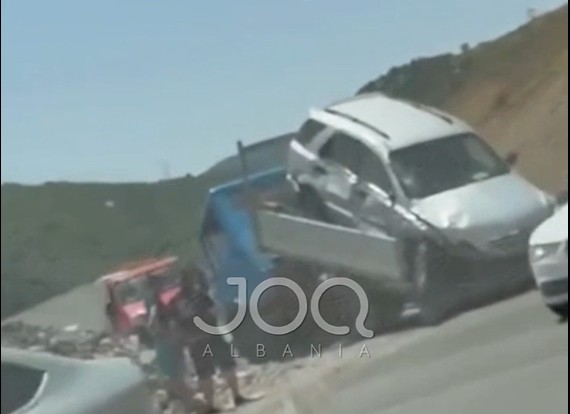 Karrotreci del nga rruga në aksin Librazhd–Elbasan, bllokohet përkohësisht qarkullimi