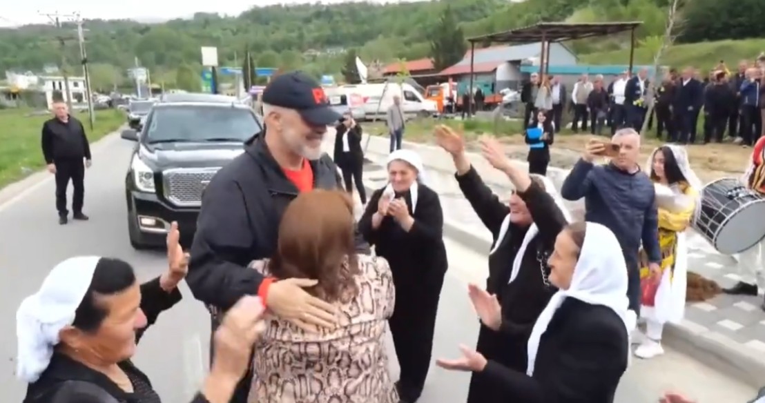 Klosianët marrin daullet  këngë e valle pas shkrirjes së bashkisë