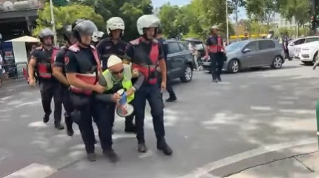 I kapur nga duart dhe këmbët, policia shoqëron me forcë protestuesin