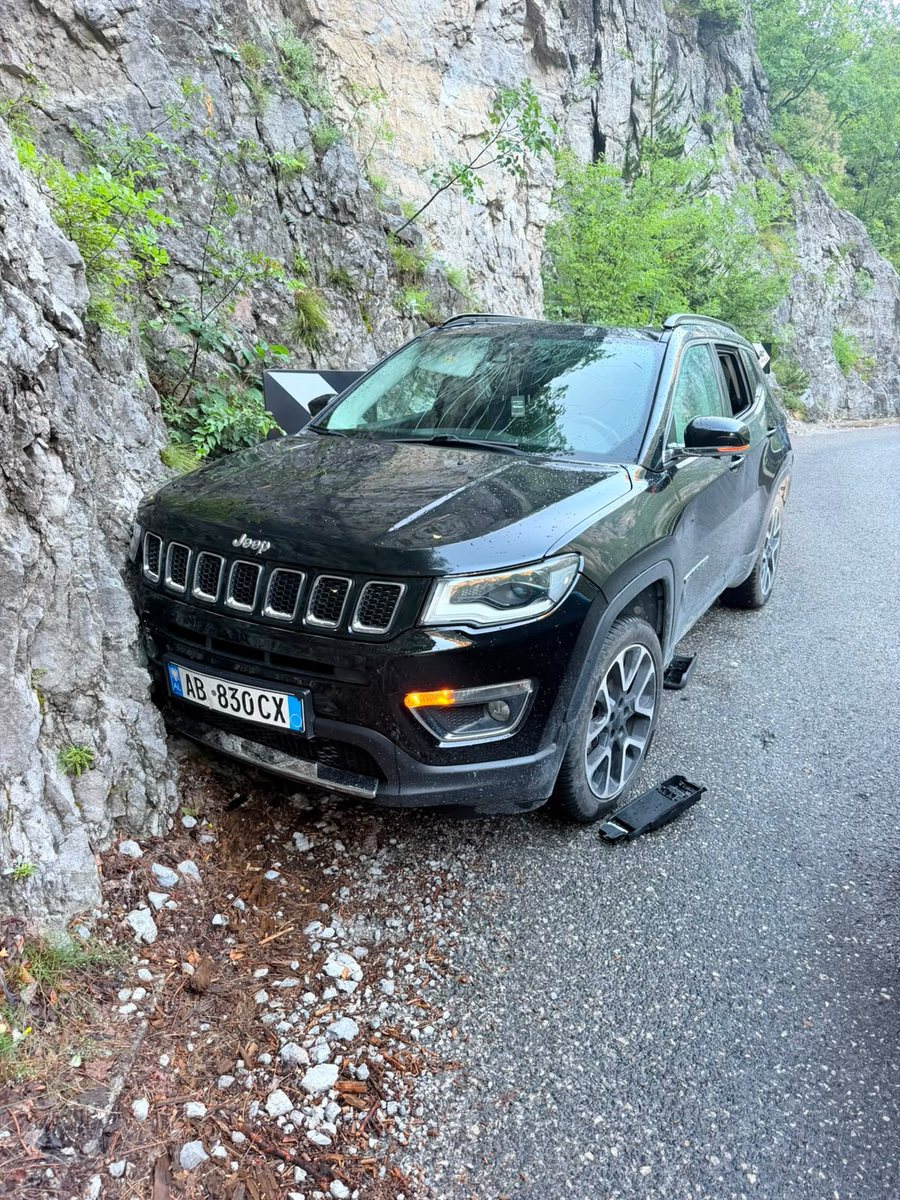 Prag tragjedie në Theth  shkëmbi gjigant bie mbi makinën me pushues