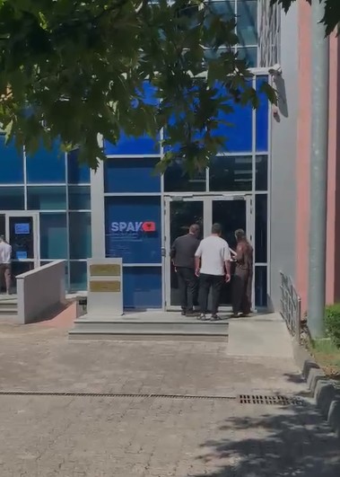 Dorëzohet në SPAK  The Albanian Files   protestuesit  Rama F    k You
