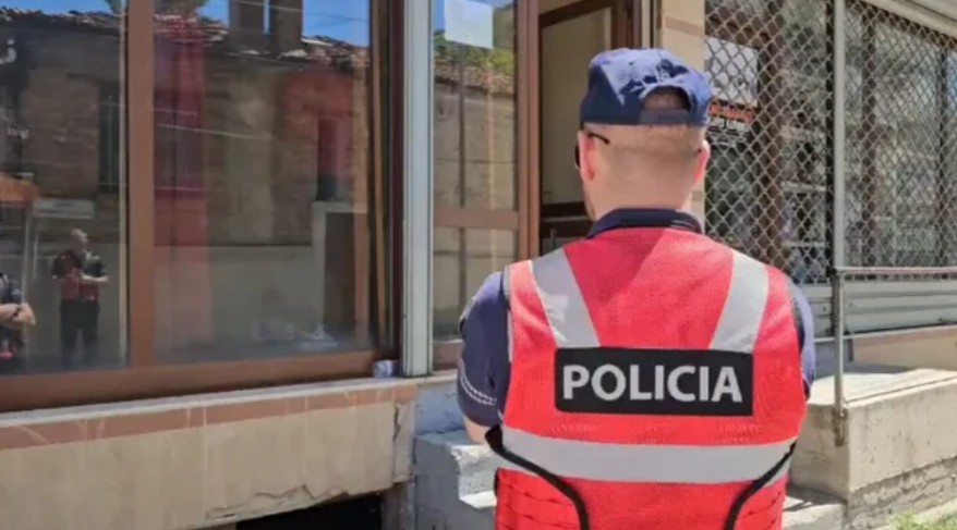 Sherr me sëpata në Korçë  një i plagosur