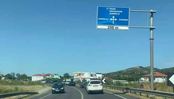Aksident në Peqin Rrogozhinë  përplasen dy automjete dhe plagoset një person