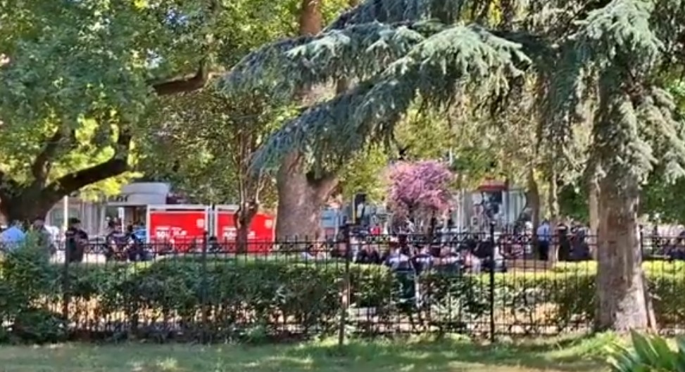 Policia rrethon Kuvendin për të mbrojtur Zeqinenë nga protestuesit