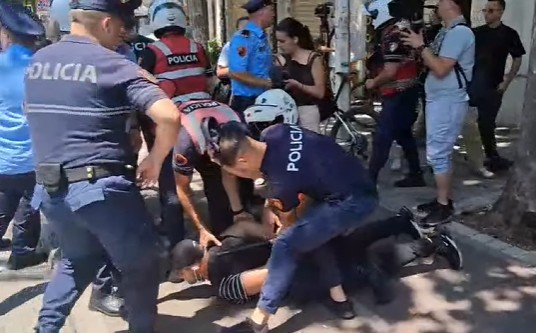 Dy protestues në burg  arrest shtëpie për babanë e djalit të paralizuar  18 të tjerë detyrim paraqitje