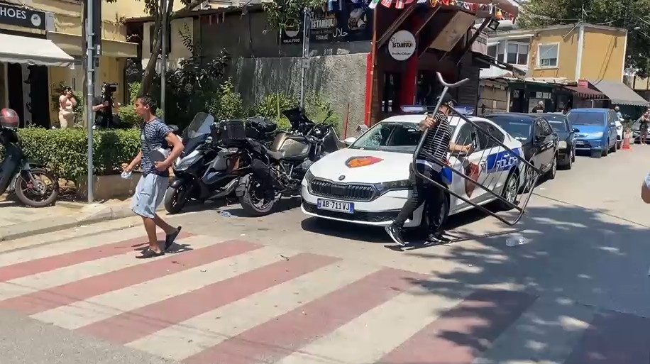 Protestuesit thyejnë xhamat e makinave të policisë