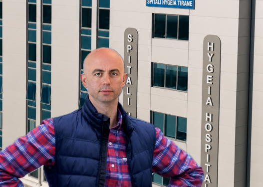 Ministri i Shëndetësisë, Klod Allajbeu, lë nënat me foshnje të porsalindura pa kondicionerë te spitali i tij privat, Hygeia