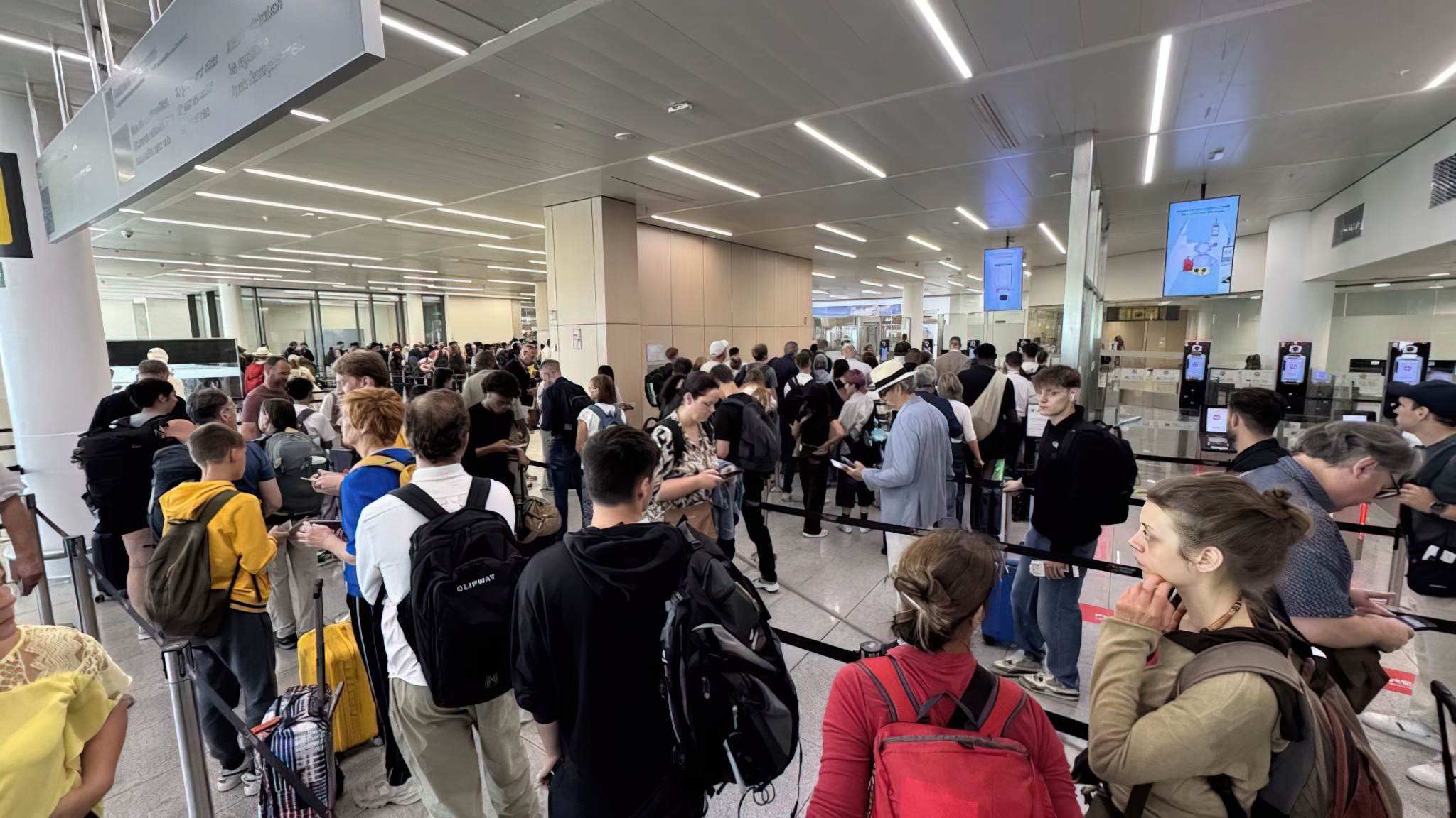 Kaos në aeroportet e BE së nga kontrollet biometrike  kompanitë ajrore kërkojnë pezullim të sistemit të ri