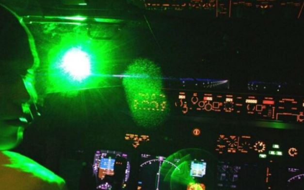 Sulmohen me rreze laseri aeroplanët mbi Lipjan