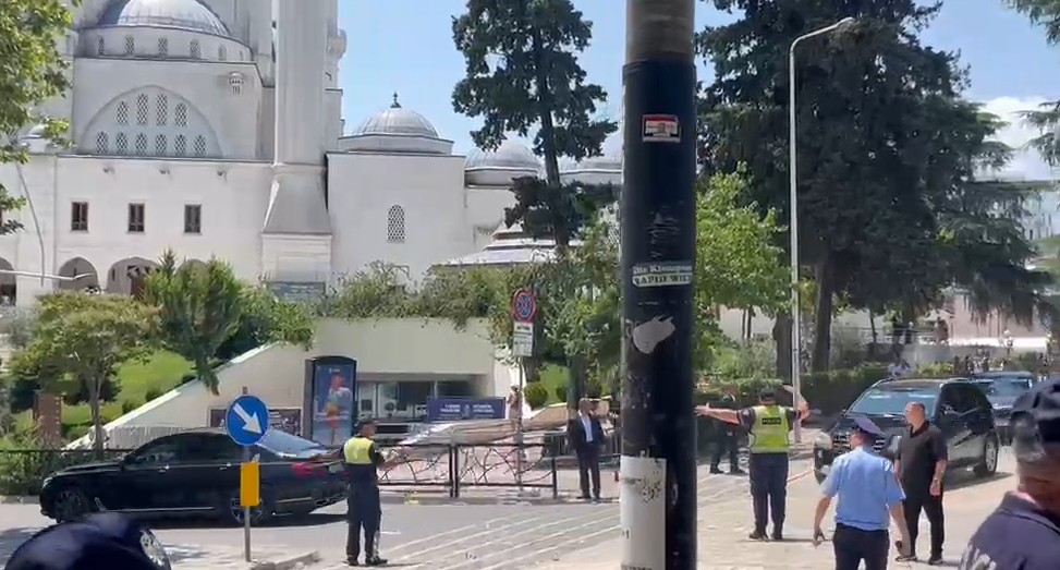 Policia u hap rrugën deputetëve duke lënduar protestuesit