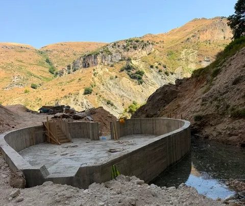 Betoni “pushton” Ujëvarën e Rasalit në Vlorë, qytetarët: “Disa gjëra ruhen, nuk betonohen”