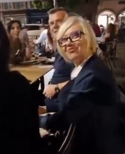 Shqiptarët protestojnë  socialistët luajnë murlan në Strasburg