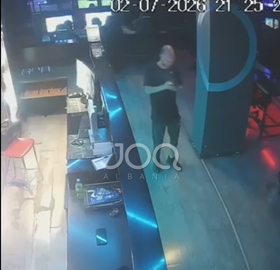 Kamerat filmuan gjithçka   Më kthe telefonin para se të shkoj në polici  