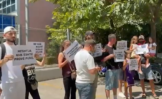 “Heshtja nuk është provë pune”/ Të rinjtë protestë para SPAK-ut