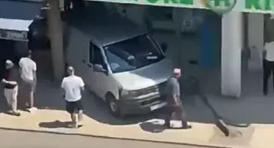 Vetura pa shofer përfundon në një lokal në Malishevë
