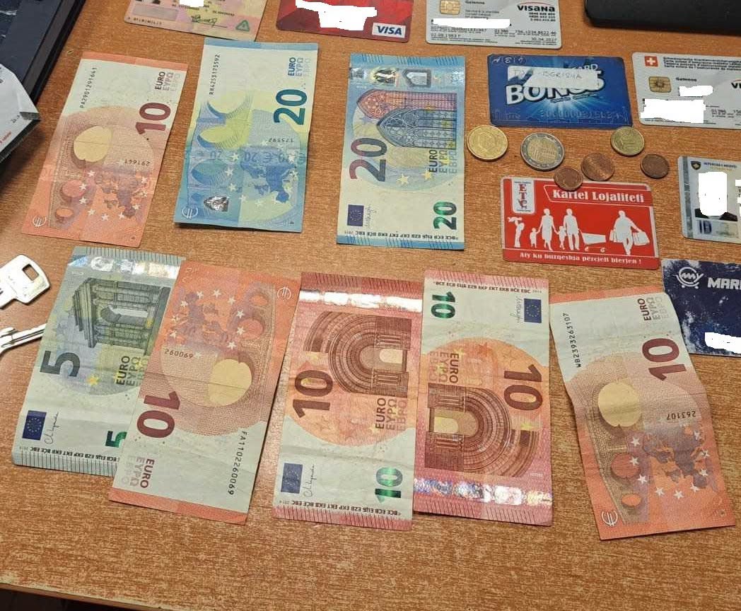 Nxënësja nga Prizreni gjen kuletën me para e dokumente dhe e dorëzon në polici