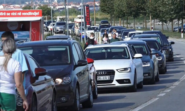 Kosovarët dynden drejt bregdetit shqiptar, fluks i shtuar automjetesh në Morinë, regjistrohen mbi 50 mijë hyrje